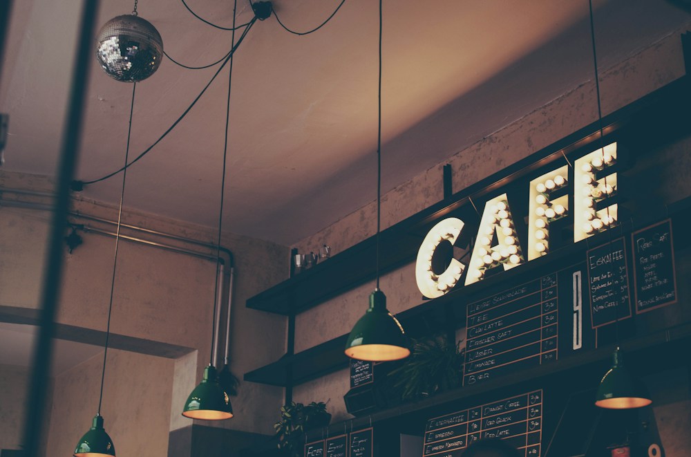 Suasana kedai kopi yang hangat