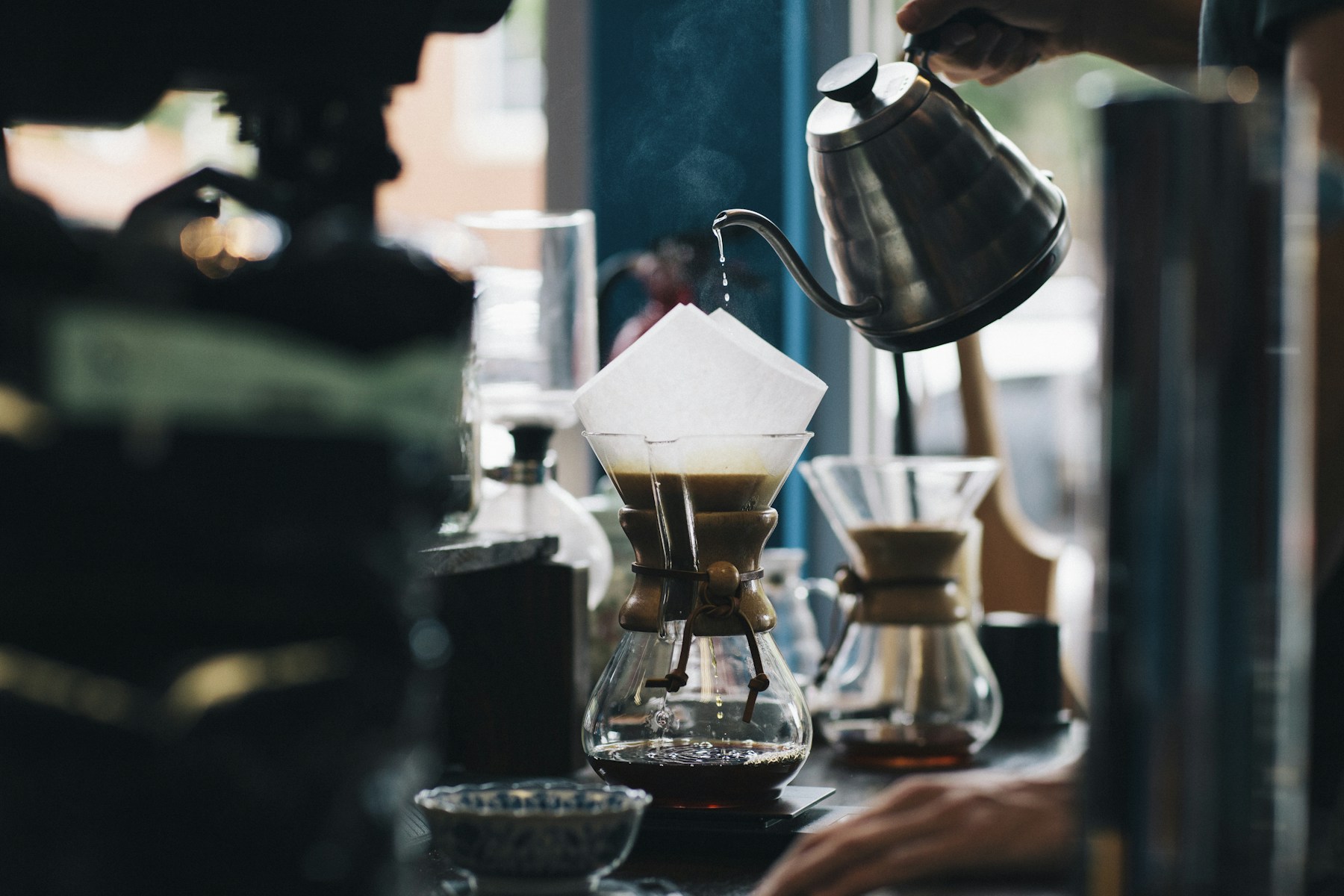 Secangkir kopi hangat di meja kayu